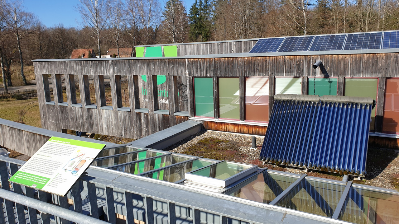 Solarthermiasche Anlage und Fotovoltaik auf dem Dach des Hauses der Nachhaltigkeit