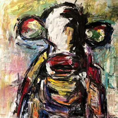 Buntes Gemälde einer Kuh von vorne