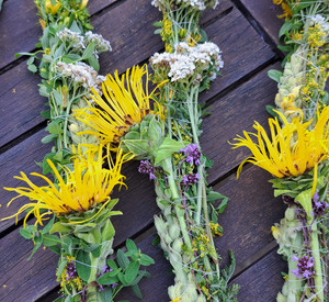 Ein Tag rund um die Kräuter am HdN drei gebundene Bündel mit Wildblumen auf einem Tisch