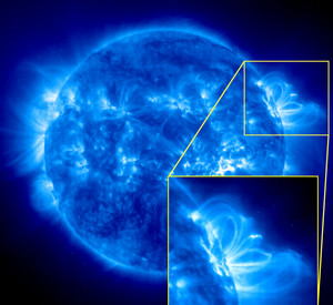Eine Satellitenaufnahme der Sonne, die diese ganz in blau mit Wirbeln darum herum zeigt.