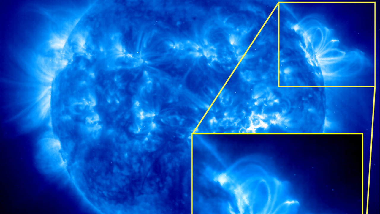 Eine Satellitenaufnahme der Sonne, die diese ganz in blau mit Wirbeln darum herum zeigt.