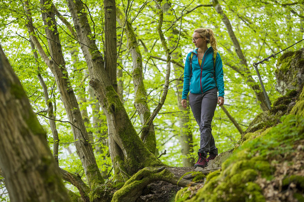 Frau geht durch den Wald spazieren