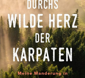Zu sehen ist das Cover des Buches "Durchs wilde Herz der Karpaten", ein nebelverhangener Nadelwald in mystischem Licht