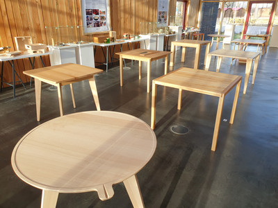 Tisch im Ausstellungsraum