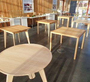 Neun Tische in einem Ausstellungsraum