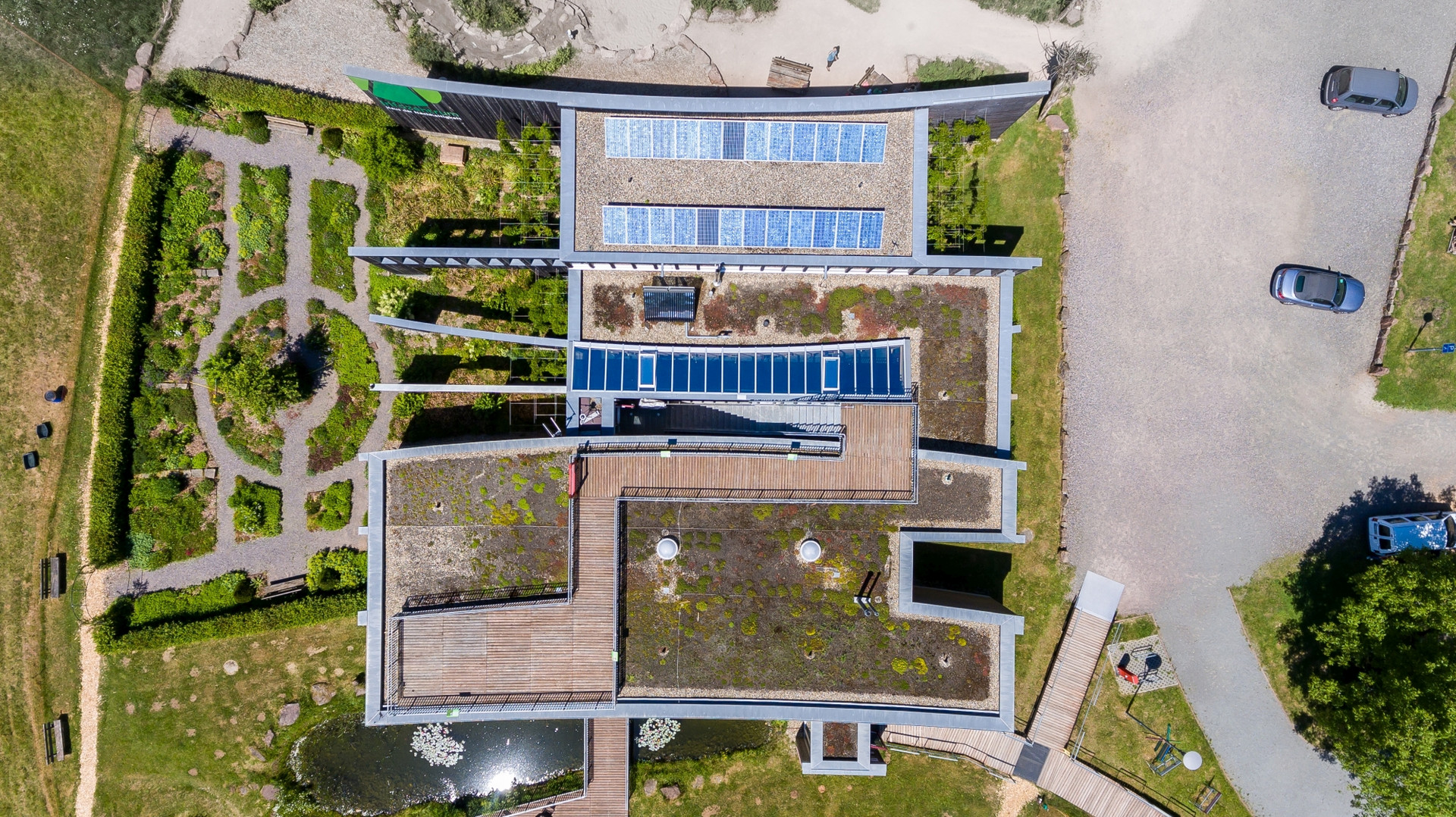 Solar- und Photovoltaikanlage auf dem Dach des Gebäudes