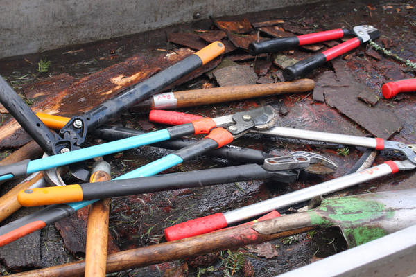 verschiedene Arbeitsgeräte liegen auf einem Anhänger