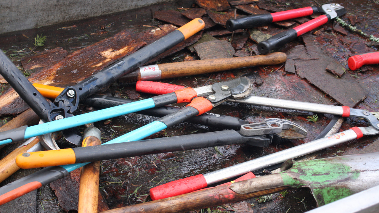 verschiedene Arbeitsgeräte liegen auf einem Anhänger