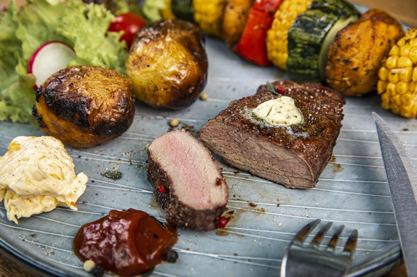 Rosa gebratenes aufgeschnittenes Steak auf Teller