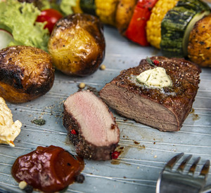 Rosa gebratenes aufgeschnittenes Steak auf Teller