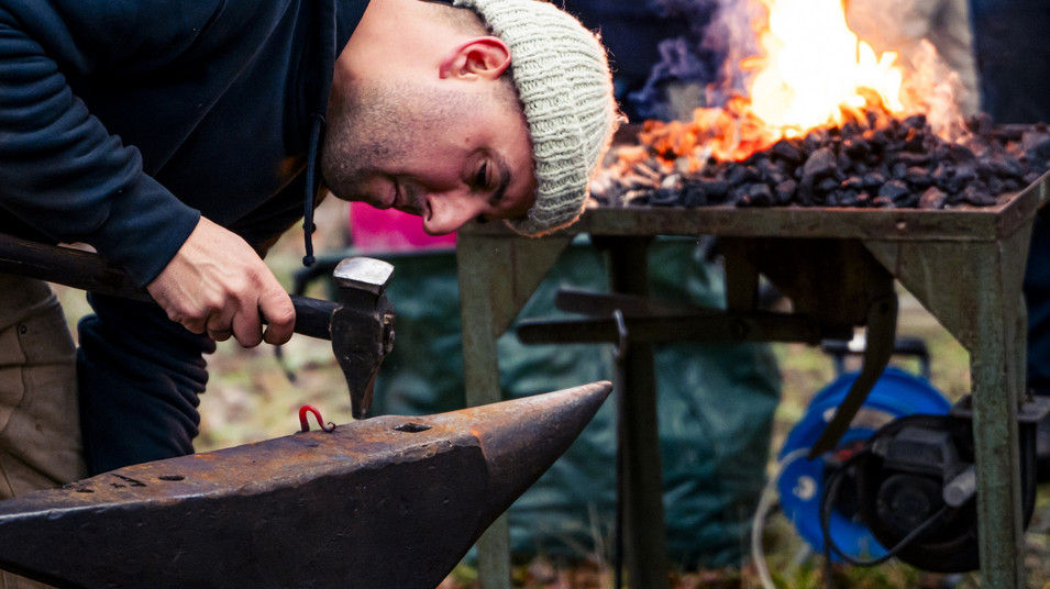 Schmiedevorführung bei der Romantischen Waldweihnacht