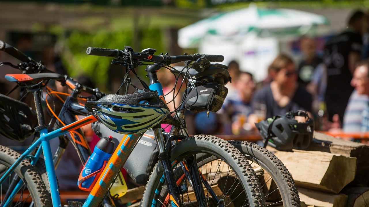 Zwei Mountainbikes hinten verschwommen Menschen