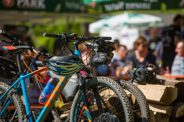 Zwei Mountainbikes hinten verschwommen Menschen