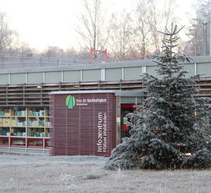 Weihnachtsbaum im Frost vor Haus der Nachhaltigkeit