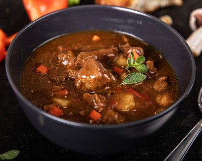 Wild-Gulaschsuppe Eine Schüssel mit Gulaschsuppe