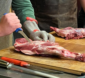 Fokus auf Fleischstück, das gerade entbeint wird