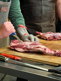 Metzgermeister Simon Funck zeigt traditionelle Zubereitung mit Wildfleisch und Kuttertechnik Metzgermeister Simon Funck zeigt traditionelle Zubereitung mit Wildfleisch und Kuttertechnik