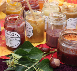 Naschen erwünscht! Viele Marmeladengläser, dazu Holzstäbchen zum Probieren.