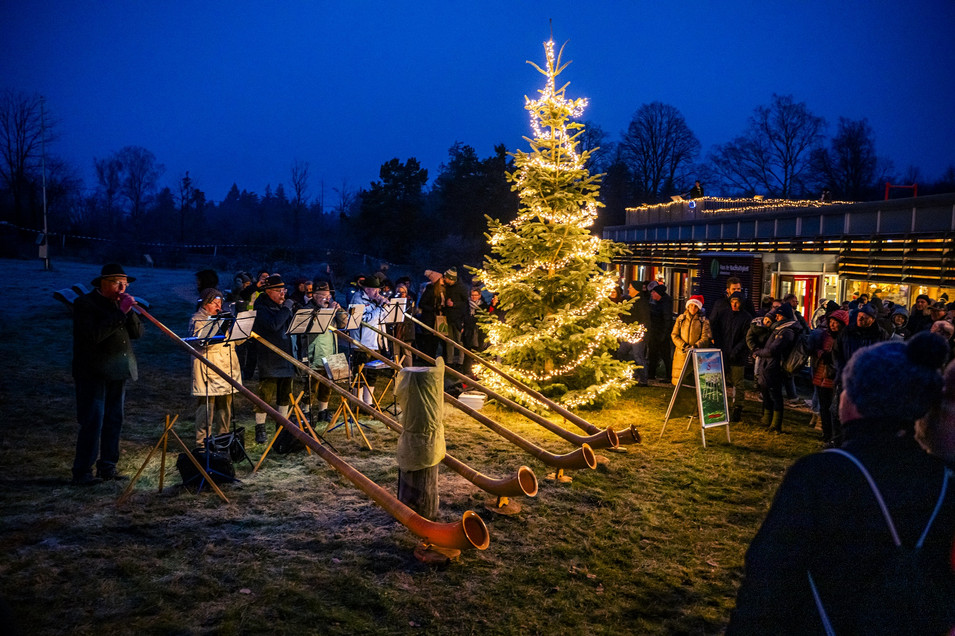 Alphornbläser bei der Romantischen Waldweihnacht