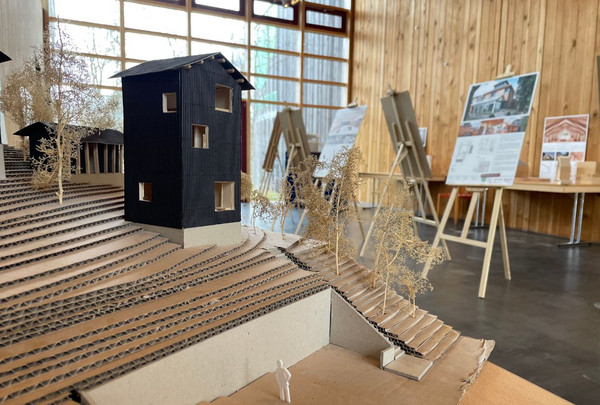 Model und Plakate zum Holzbaupreis Rheinland-Pfalz 2024