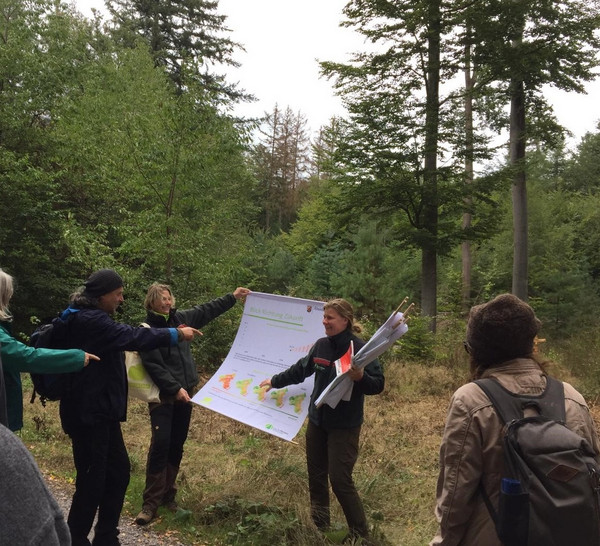 Zwei Frauen zeigen eine Grafik im Wald